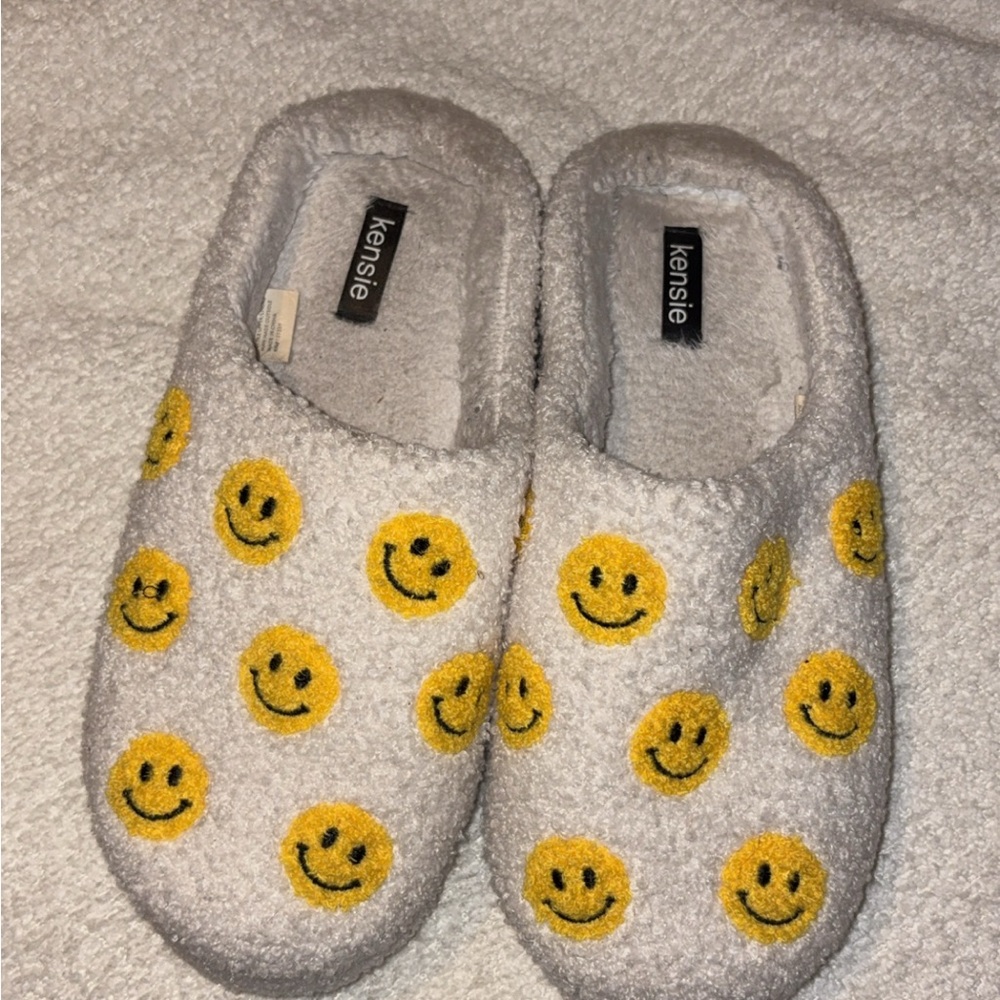 Kensie Cream Fuzzy Slippers